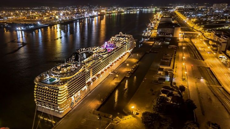 Navio MSC atracado no Porto de Santos durante a noite