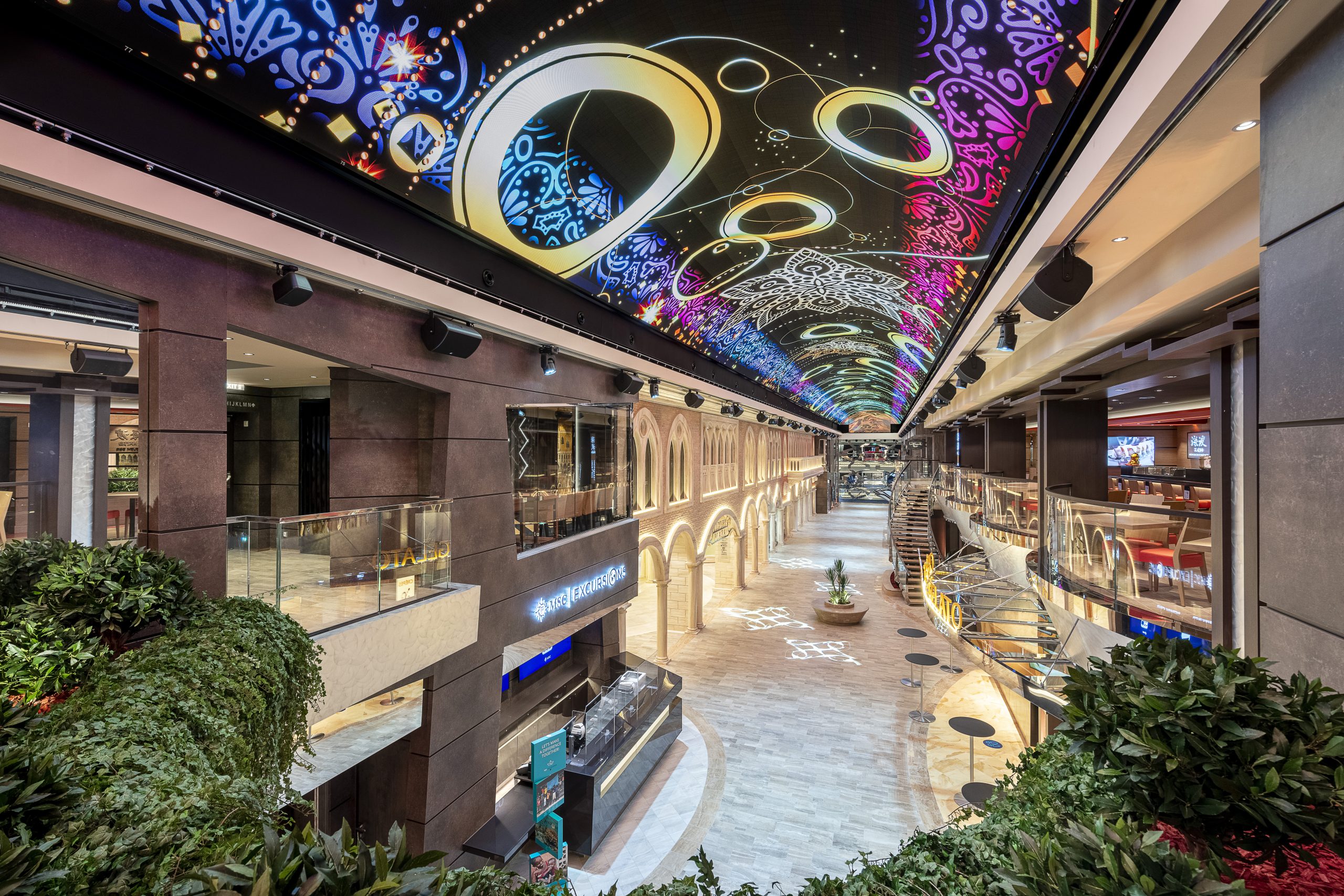 Galleria Virtuosa com promenade interna e teto de LED