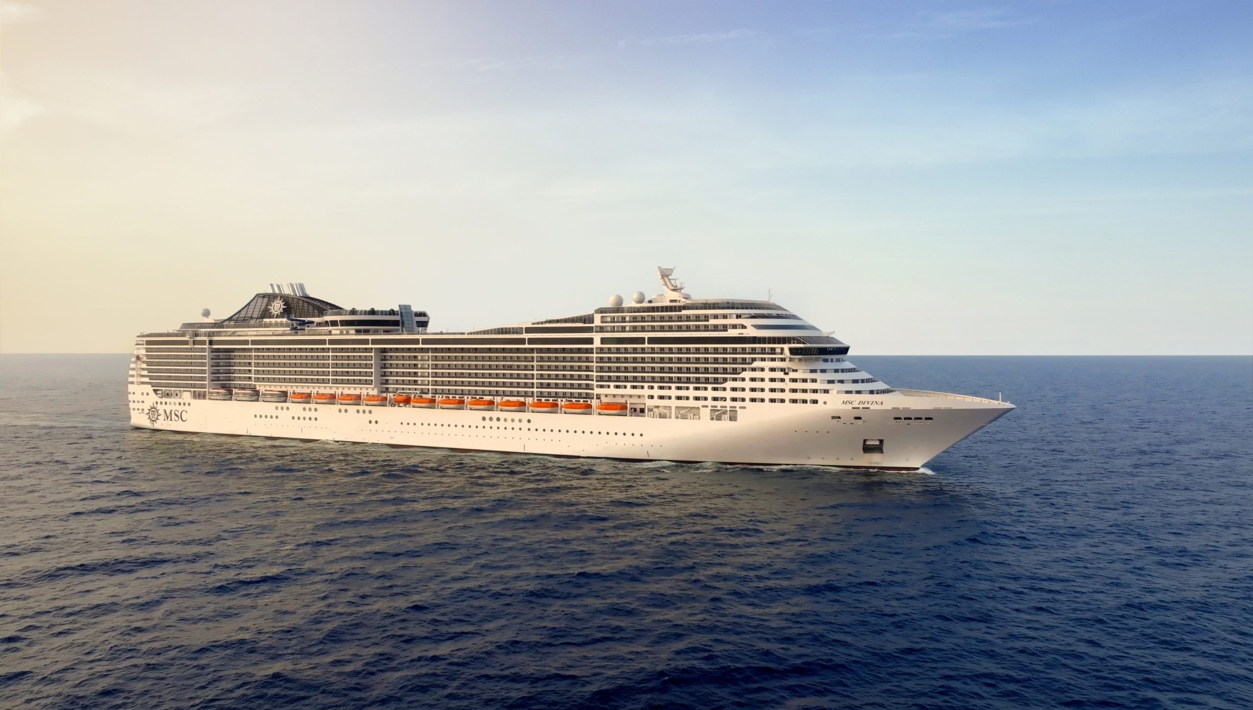 MSC Divina navegando em alto-mar