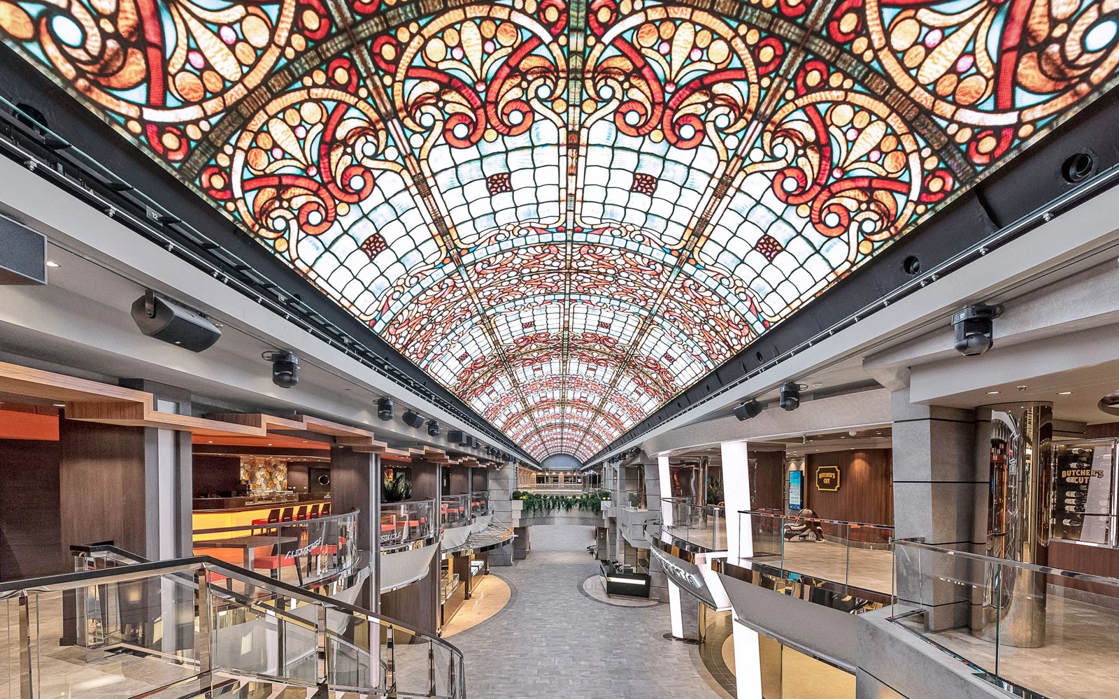 Galleria Meraviglia com promenade interna e teto de LED